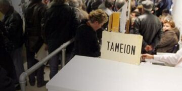 Η κυβέρνηση τώρα «βάζει χέρι» και στα ασφαλιστικά ταμεία