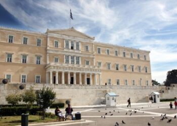 Αντιεξουσιαστές μπήκαν στο προαύλιο της Βουλής