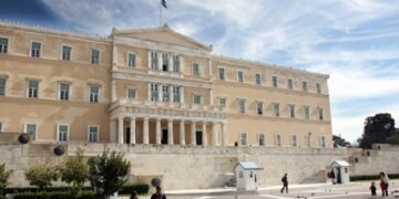 Αντιεξουσιαστές μπήκαν στο προαύλιο της Βουλής
