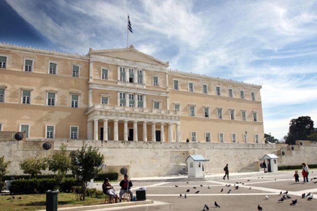 Αντιεξουσιαστές μπήκαν στο προαύλιο της Βουλής