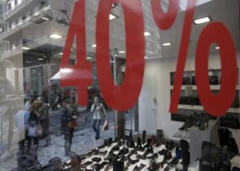 Ξεκινούν οι εκπτώσεις ανοικτά τα καταστήματα την Κυριακή