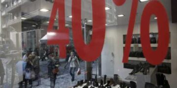 Ξεκινούν οι εκπτώσεις ανοικτά τα καταστήματα την Κυριακή