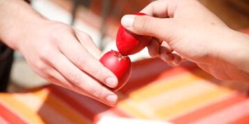 Το τσούγκρισμα του αβγού από τον Σύλλογο Κοζανιτών Θεσσαλονίκης