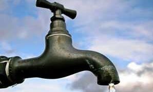 Μειωμένη παροχή και πιθανή διακοπή νερού στην Άνω Πτολεμαΐδα – Τα έργα Ο.Τ.Ε. έφεραν… διαρροή στον κεντρικό αγωγό