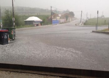 Καταρρακτώδης βροχή και χαλαζόπτωση στην Καστοριά – Άνοιξαν οι ουρανοί… Δείτε το βίντεο