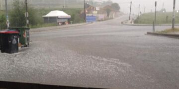 Καταρρακτώδης βροχή και χαλαζόπτωση στην Καστοριά – Άνοιξαν οι ουρανοί… Δείτε το βίντεο