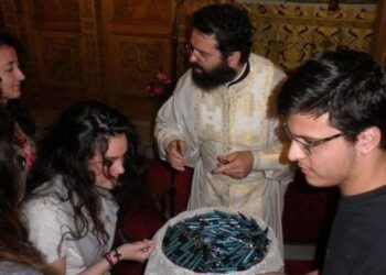 Πανελλήνιες 2015: Ευλογημένα στυλό με χαραγμένο το ‘ο Θεός μαζί σου’ από τον Μητροπολίτη Μαρωνείας