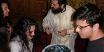Πανελλήνιες 2015: Ευλογημένα στυλό με χαραγμένο το ‘ο Θεός μαζί σου’ από τον Μητροπολίτη Μαρωνείας