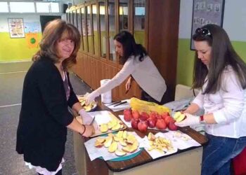 Προσφορά μήλων στο 4ο Δημοτικό Σχολείο Πτολεμαΐδας από τον Αγροτικό Συνεταιρισμό Πύργων