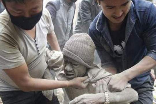 «Γίδι!» – Οργή για τους Ελληνες που δηλώνουν μέσω facebook «ασφαλείς στο Νεπάλ»