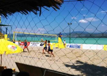 H οικογένεια Ναουμίδη για τους αγώνες Beach volley στην λίμνη Βεγορίτιδα