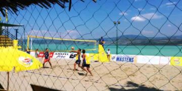 H οικογένεια Ναουμίδη για τους αγώνες Beach volley στην λίμνη Βεγορίτιδα