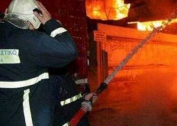 “Λαμπάδιασε” στάβλος στο δρόμο Πτολεμαΐδας – Πενταβρύσου τα ξημερώματα  – Κάηκαν τρακτέρ και ζωοτροφές – Σοβαρές υλικές ζημιές στις εγκαταστάσεις του στάβλου