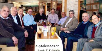 Μια μικρή ομάδα, από τη συγκέντρωση της 20ης σειράς αποφοίτων του 8τατάξιου Γυμνασίου Πτολεμαϊδος… Aπό την στήλη του Γεώργιου Καζαντζή στον Παλμό 29/07/2015