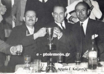 Διοίκηση – ποδοσφαιριστές και φίλαθλοι του Θρυλικού ΑΡΗ Πτολεμαϊδος πανηγυρίζουν τον τίτλο του Πρωταθλητή Β.Δ. Μακεδονίας 1954-1955, από την στήλη του Γεώργιου Καζαντζή στον Παλμό 15/07/2015