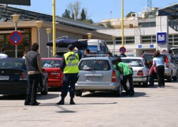 Ελληνίδα συνελήφθη ενώ προσπαθούσε να βγάλει λεφτά στην Αλβανία