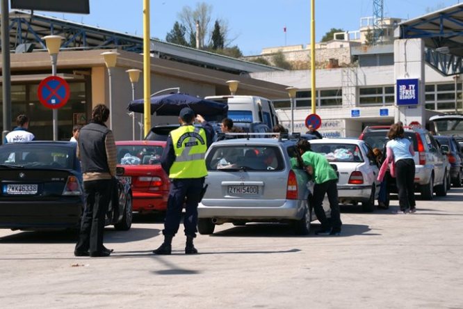 Ελληνίδα συνελήφθη ενώ προσπαθούσε να βγάλει λεφτά στην Αλβανία