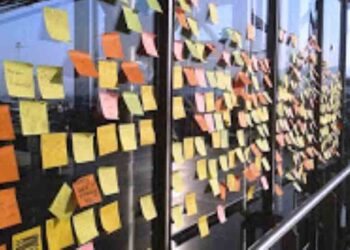 Τα τζάμια στο αεροδρόμιο «Μακεδονία» έγιναν πίνακας μηνυμάτων