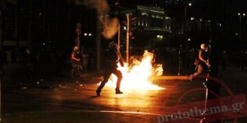 Μολότοφ, χημικά και κυνηγητό γύρω από τη Βουλή – Κάηκαν αυτοκίνητα