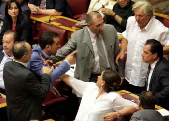 Καρέ – καρέ το παρολίγον ξύλο Άδωνι-Κάτανα