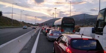 Ουρά μισού χιλιομέτρου στα διόδια Πολυμύλου σήμερα νωρίς το βράδυ – Επιστρέφει το πρώτο κύμα των αδειούχων και εκδρομέων του Δεκαπενταύγουστου