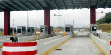 Φωτιά σε φορτηγό στην Εγνατία πριν τα διόδια του Πολυμύλου