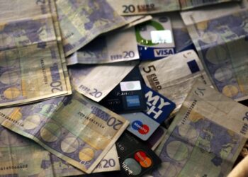 Μόνο με πιστωτικές ή χρεωστικές κάρτες οι συναλλαγές πάνω από 30 ή 40 ευρώ ευρώ