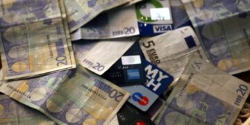 Μόνο με πιστωτικές ή χρεωστικές κάρτες οι συναλλαγές πάνω από 30 ή 40 ευρώ ευρώ
