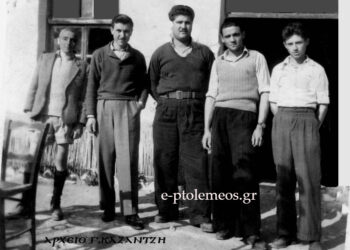 Φιλική νεανική παρέα στην είσοδο του Ζαχαροπλαστείου “ΑΥΛΟΓΙΑΡΗ – ΚΕΡΑΜΑΡΗ” το 1952… Από την στήλη του Γεώργιου Καζαντζή στον Παλμό 09/09/2015