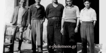 Φιλική νεανική παρέα στην είσοδο του Ζαχαροπλαστείου “ΑΥΛΟΓΙΑΡΗ – ΚΕΡΑΜΑΡΗ” το 1952… Από την στήλη του Γεώργιου Καζαντζή στον Παλμό 09/09/2015