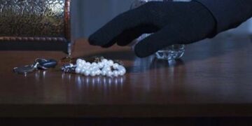 Μπήκε στο μίνι μάρκετ και της έκλεψε τον χρυσό σταυρό και την αλυσίδα της