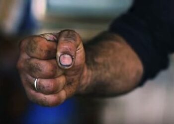 “Να σταθώ στα πόδια μου” – Δείτε το βίντεο κλιπ των Κρητικών που συγκλονίζει το διαδίκτυο