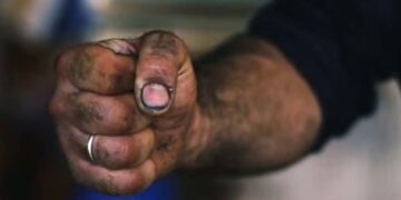 “Να σταθώ στα πόδια μου” – Δείτε το βίντεο κλιπ των Κρητικών που συγκλονίζει το διαδίκτυο