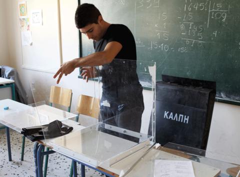 Στις κάλπες 9,8 εκατ. ψηφοφόροι – Ομαλά η εκλογική διαδικασία