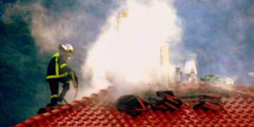 Πυρκαγιά σε διπλοκατοικία στις Εργατικές Κατοικίες των Σερβίων – Σοβαρές υλικές ζημιές στο χώρο της κουζίνας