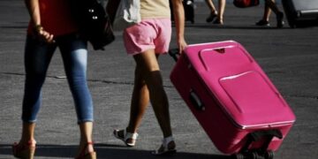 ΟΑΕΔ: Ξεκινούν από αύριο οι αιτήσεις για το πρόγραμμα επιδότησης διακοπών – Ποιοι το δικαιούνται