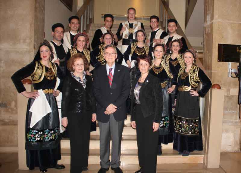 Η χορευτική ομάδα με τον πρόεδρο και την αντιπρόεδρο του Δ.Σ