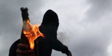 Επίθεση με μολότοφ στα γραφεία της ΔΕΗ στην Χαλκοκονδύλη