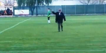 Βίντεο: Παππούς κάνει βόλτα σε γήπεδο ποδοσφαίρου και γίνεται viral