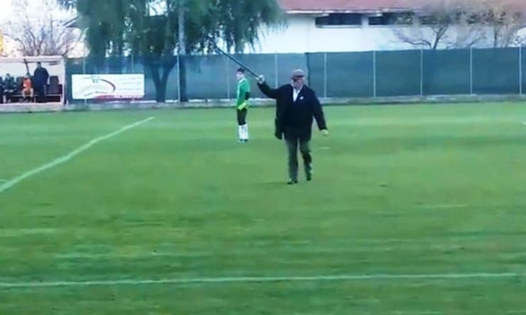 Βίντεο: Παππούς κάνει βόλτα σε γήπεδο ποδοσφαίρου και γίνεται viral