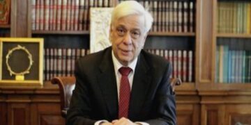 Ο Πρόεδρος της Δημοκρατίας στην Καστοριά – Με τον Θυρεό της Περιφέρειας και με την ανακήρυξη σε επίτιμο δημότη Καστοριάς, τιμάται ο Π. Παυλόπουλος