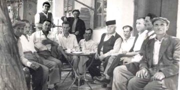 Μια ομήγυρη Μικρασιατών στο καφενείο του Δημήτρη Καραγιαννάκη, στην άνω Πτολεμαϊδα το 1954-1955;  – Από την στήλη του κ. Γ. Καζαντζή στον Παλμό 09/11/2016