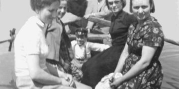 Μια υπέροχη φιλική παρέα της Ολυμπιάδος στο ξωκλήσι της Ζωοδόχου πηγής το Μάιο του 1961 – Από την στήλη του κ. Γ. Καζαντζή στον Παλμό 30/11/2016