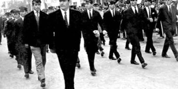 Στον απόηχο του 1940, τελειόφοιτοι του Λυκείου Πτολεμαϊδος σε παρέλαση το 1964  – Από την στήλη του κ. Γ. Καζαντζή στον Παλμό 23/11/2016