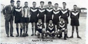 Η Ποδοσφαιρική ομάδα  “ΔΟΞΑ” Πτολεμαϊδος σε αναμνηστική φώτο προετοιμασίας το 1952  – Από την στήλη του κ. Γ. Καζαντζή στον Παλμό 23/11/2016