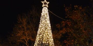 Άναμμα του χριστουγεννιάτικου δέντρου στην Σιάτιστα, την Κυριακή