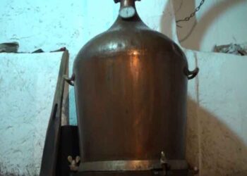 Άναψαν τα καζάνια – Απόσταξη τσίπουρου στις Αμυγδαλιές Γρεβενών