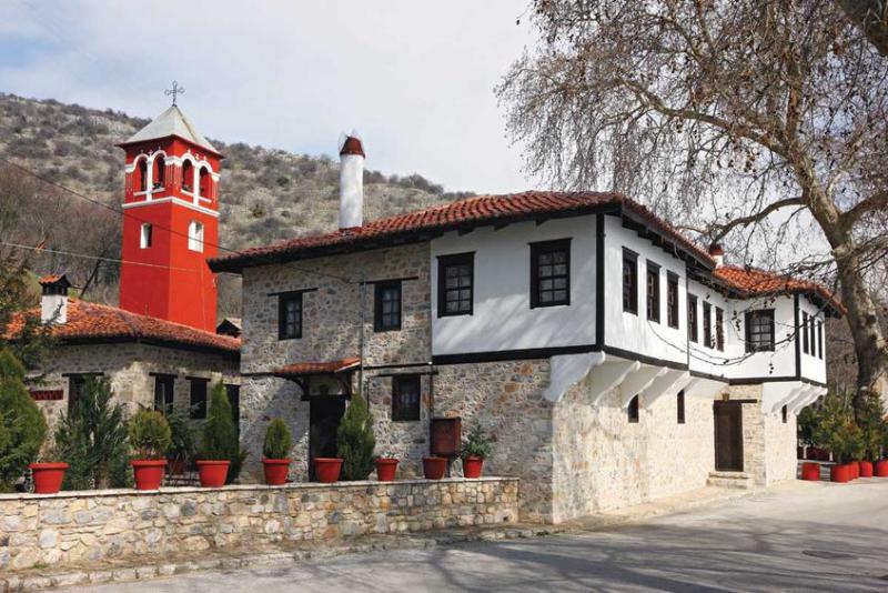 Η Μονή της Παναγίας Μαυριώτισσας στις όχθες της λίμνης Ορεστιάδας. Φωτογραφίες: Ηρακλής Μήλας