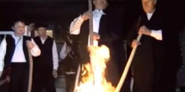 Πτολεμαΐδα:  Αναβίωσε για ακόμη μια χρονιά το έθιμο «Κόλιαντα Μπάμπω»