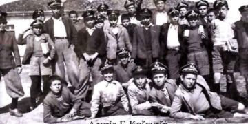 Ένα μαθητικό κράμα τριών τάξεων του 8τατάξιου Γυμνασίου μας σε..κοινή φώτο το 1954 – Από την στήλη του κ. Γ. Καζαντζή στον Παλμό 14/12/2016